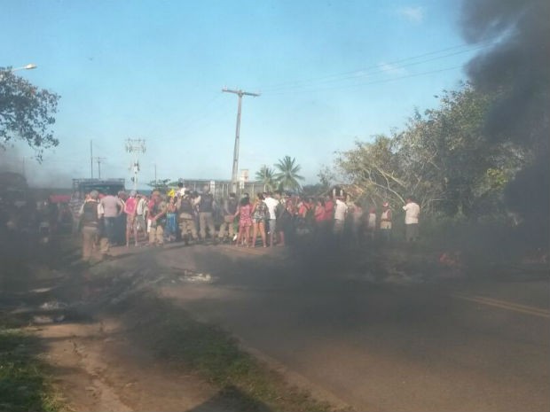 Moradores do litoral norte de Ilhéus protestaram contra distruição de maré no local (Foto: Laís Dantas/ Tv Santa Cruz)