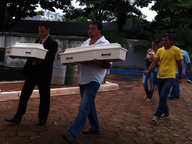 enterro gêmeos Uberaba (Foto: Barbara Lemes/G1)
