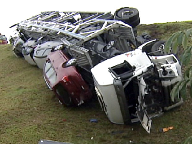 Acidentes complicam o trânsito na Dutra na região do Vale do Paraíba (Foto: Reprodução/TV Vanguarda)