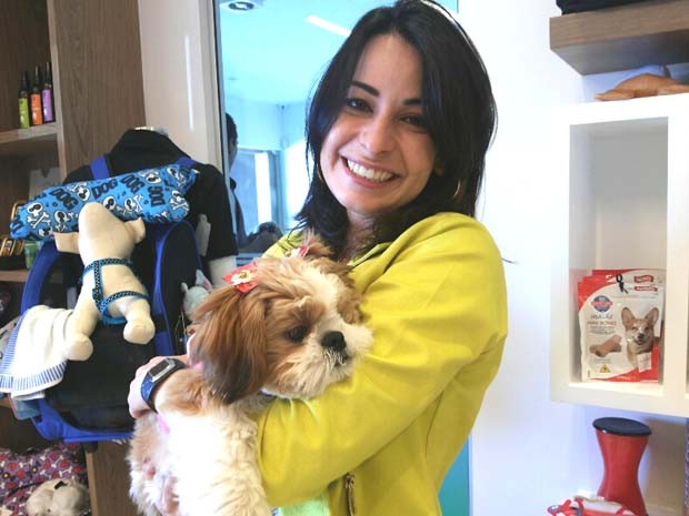 Juliana Borges deixa a filhote Audrey duas vezes por semana na creche para cachorros em Brasília (Foto: Isabella Formiga/G1 DF)