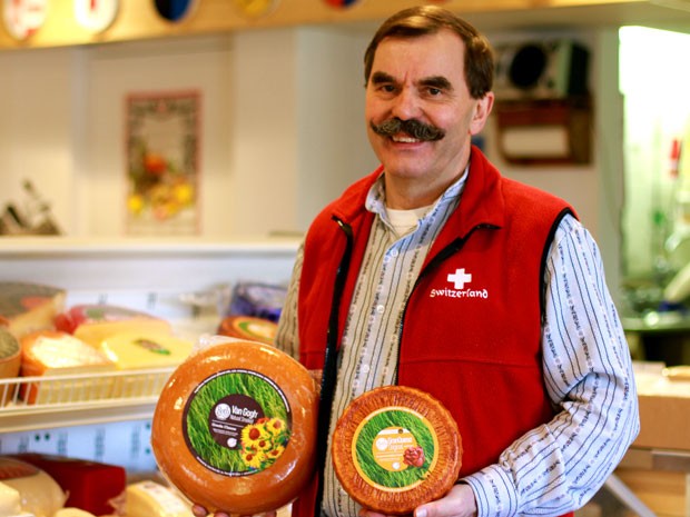 Tony Zgraggen, dono de uma loja em Monroe, mostra o Limburger, considerado o queijo mais fedido do mundo (Foto: Niamh O’Neill-Culhane/AP Photo)