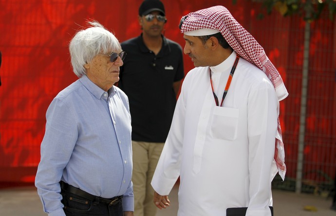 O chefão da F-1, Bernie Ecclestone, conversa com o xeque Salman bin Isa Al Khalifa durante o GP do Bahrein (Foto: Reuters)