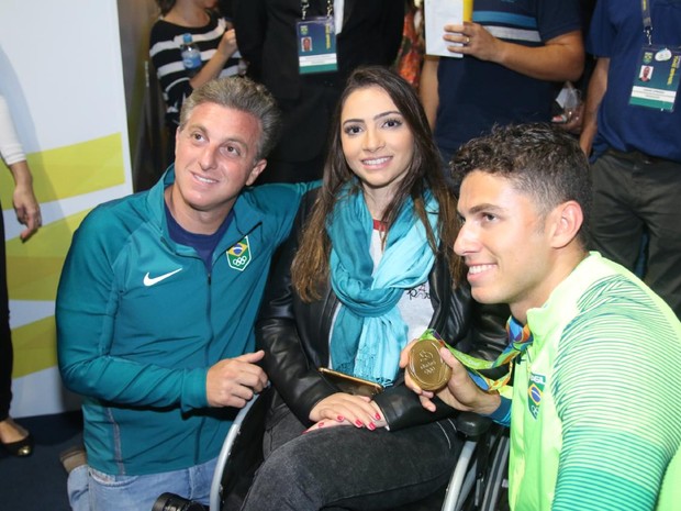 Luciano Huck, Lais Souza e Thiago Braz em evento na Zona Oeste do Rio (Foto: Daniel Pinheiro/ Ag. News) Luciano Huck, Lais Souza e Thiago Braz em evento na Zona Oeste do Rio (Foto: Daniel Pinheiro/ Ag. News)