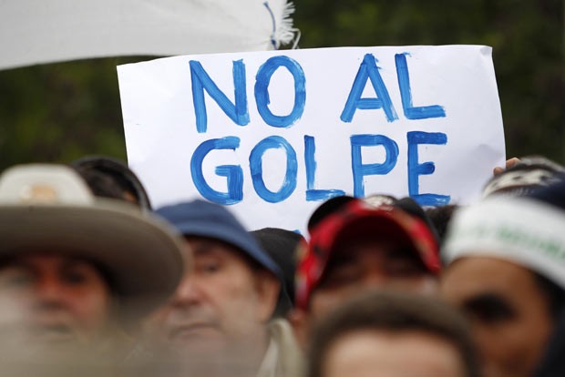 Manifestantes protestam em apoio ao presidente Fernando Lugo nesta sexta-feira (22) em frente ao Congresso em Assunção, capital do Paraguai (Foto: AFP)