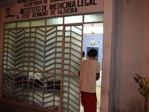 Líder indígena Macuxi na porta do Instituto Médico Legal após fazer exame de corpo de delito (Foto: Rodrigo Litaiff/G1 )