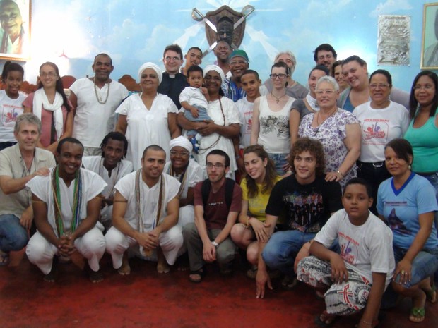 Grupo de jovens católicos visitam terreiro no bairro de Massaranduba (Foto: Danutta Rodrigues/G1)