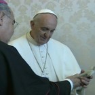 Dom Orani dá réplica do Cristo a Francisco (Reprodução/ TV Globo)