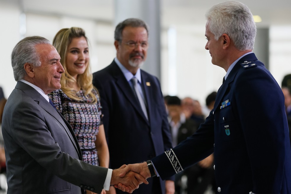 O ministro da Defesa, Raul Jungmann (ao fundo), acompanhou cerimônia de promoção de oficiais das Forças Armadas ao lado do presidente Michel Temer e da primeira-dama Marcela (Foto: Beto Barata/PR)