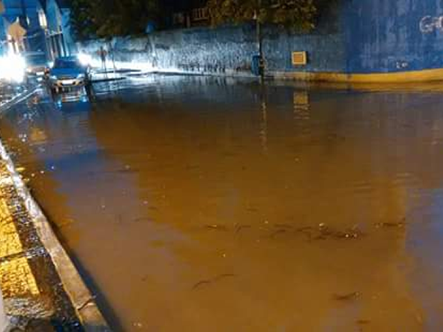 G1 Chuva provoca alagamento e quedas de árvores em Barra Mansa RJ