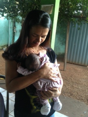 Maria Linete segura a filha e respira aliviada depois de 1 mês que as meninas foram trocadas (Foto: Bernardo Gravito/G1)
