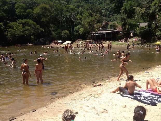 O Poço feio ficou lotado de banhistas neste domingo (29) (Foto: Fernando Moraes/InterTv)