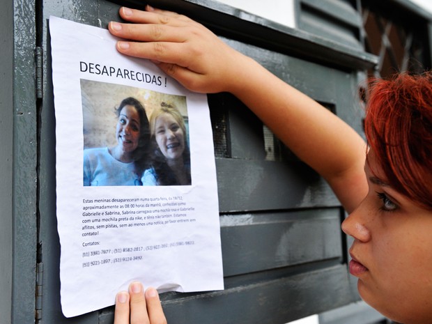 Familiares espalharam cartazes em busca das duas meninas (Foto: Marcelo Oliveira/Diário Gaúcho)