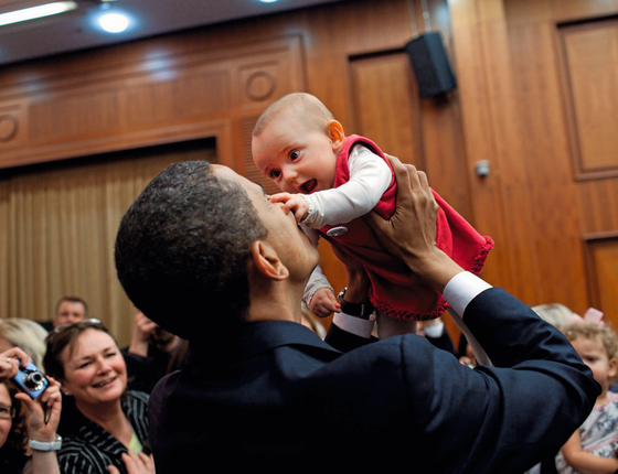 P e t e S o u z a Em início de mandato, Obama carrega bebê em evento em Praga, na República Tcheca. O contraste com o antecessor, George W. Bush, era claro (Foto:  )