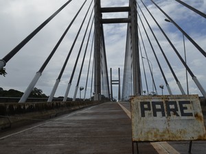Ponte Binacional sob Rio Oiapoque custou R$ 61 milhões e está pronta desde junho de 2011 (Foto: Abinoan Santiago/G1) Ponte Binacional sob Rio Oiapoque custou R$ 61 milhões e está pronta desde junho de 2011 (Foto: Abinoan Santiago/G1)