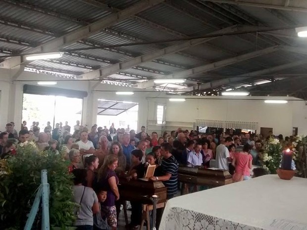 Comunidade participou de velórios coletivos em Porto União (Foto: Alex Pacheco/ Atual FM)