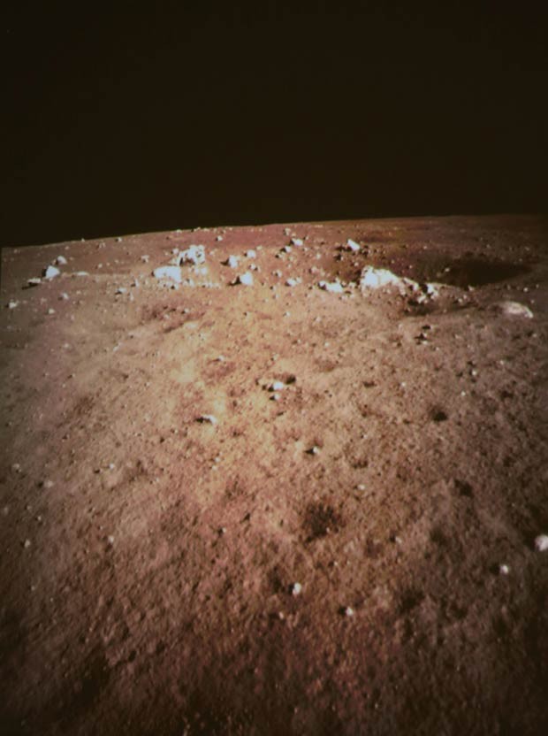Solo lunar é visto nas primeiras imagens feitas pela câmera de bordo da sonda chinesa Chang'e 3, neste sábado (14) (Foto: Wang Jianmin/XinhuaAP)