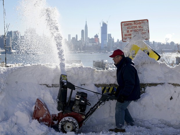 Homem retira neve da entrada de sua casa em Union City, Nova Jersey, neste domingo  (Foto: Reuters/Ricky Rogers)