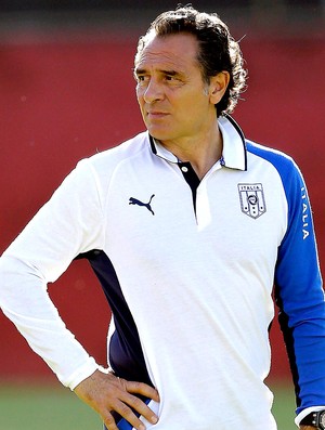 Cesare Prandelli treino Itália (Foto: AP)