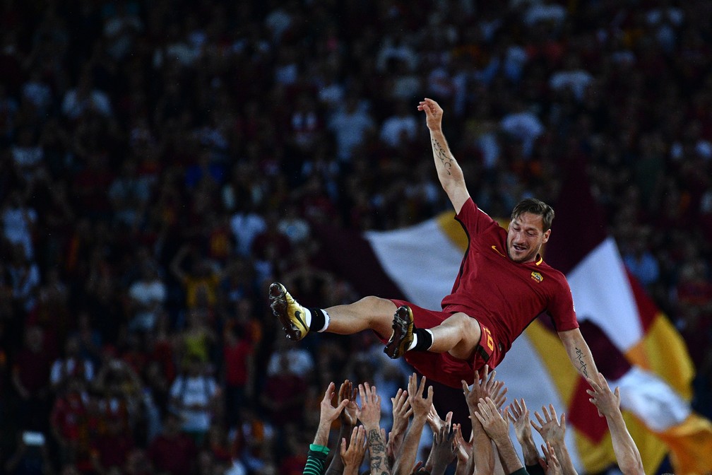 Totti é erguido pelos companheiros para completar a despedida da Roma (Foto: Vincenzo Pinto/AFP)