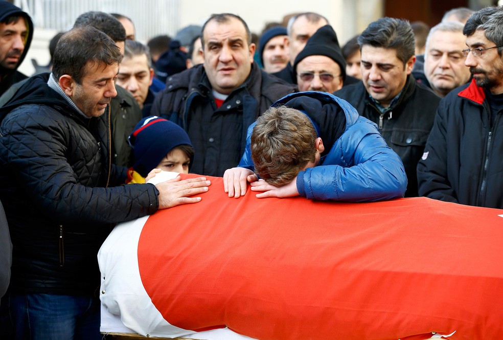  Familiares acompanham funeral de Ayhan Arik, uma das vítimas de ataque na boate Reina  (Foto: Reuters/Osman Orsal)