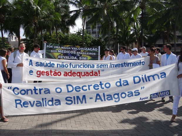 Médicos e estudantes perticipam de ato público contra o Revalida (Foto: Michelle Farias/G1)