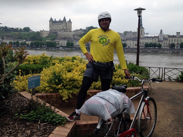Com alongamentos constantes, Menezes conseguiu pedalar mais de cem quilômetros sem dores. (Foto: Roosevelt de Menezes / Acervo pessoal)