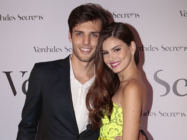 Camila foi acompanhada pelo namorado à estreia de Verdades Secretas (Foto: Felipe Monteiro/Gshow)