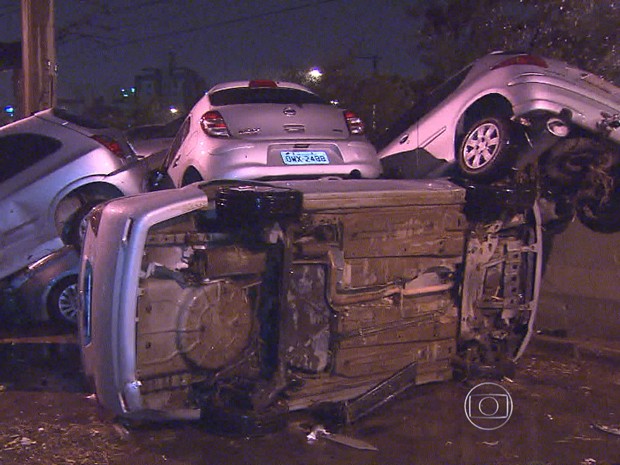 Carros empilhados (Foto: Reproduo / TV Globo)