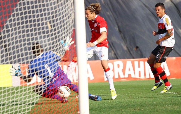 Forlan internacional felipe ramon flamengo (Foto: Renan Olaz / Futura Press)