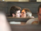 Daniel Rocha troca beijos com a namorada durante almoço