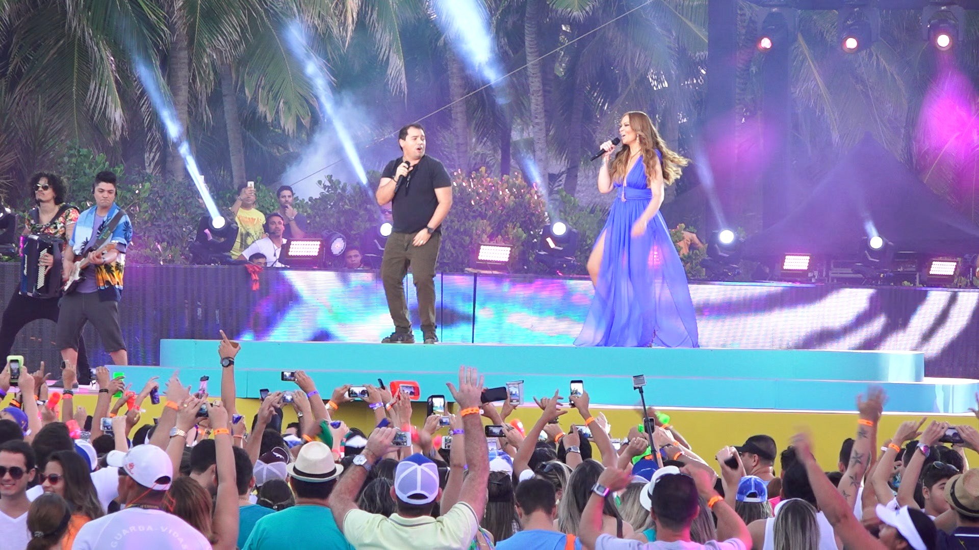 O palco do show Pool Party do Aviões foi dentro da piscina em parque aquático. (Foto: TV Verdes Mares)