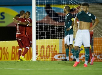 Colorados comemoram gol contra do Goiás (Foto: Alexandre Lops/Inter)