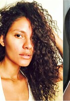 Emanuela De Paula mostra cabelos naturais e comemora: 'Beleza negra'
