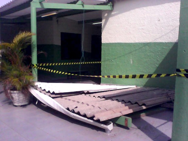 Telhado de escola que funciona como local de votação caiu e feriu duas pessoas (Foto: Peterson Grecco/TV Vanguarda)