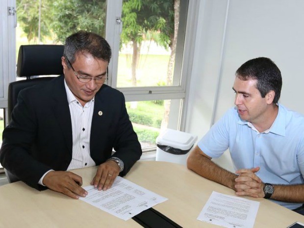 Reitor da Ufac e prefeito de Rio Branco assinam o termo de construção (Foto: Marcos Vicentti/Prefeitura de Rio Branco)