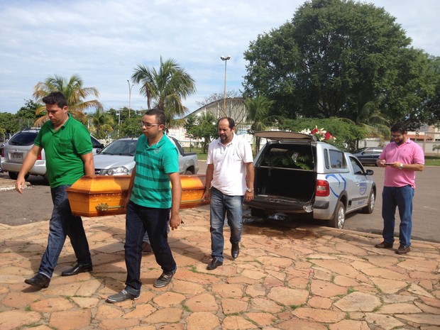 Corpo de Késia Freitas foi velado em Paraíso do Tocantins (Foto: Jesana de Jesus/G1)