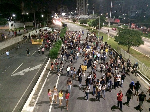 G1 Grupo protesta contra aumento da passagem de ônibus em Natal