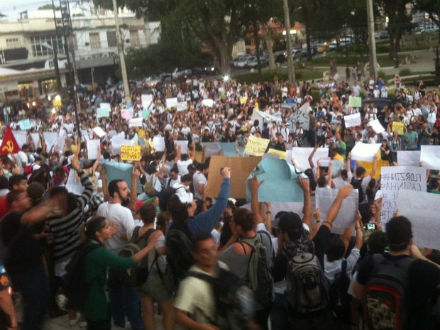 Cerca de 2 mil pessoas participam de manifestação em Campos (Foto: Priscilla Alves / G1)