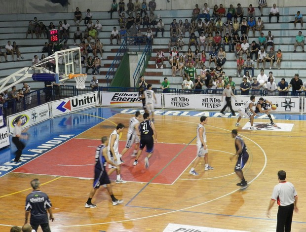 Uberlândia Basquete e Minas Tênis durante Campeonato Mineiro 2012 (Foto: Felipe Santos/GLOBOESPORTE.COM)