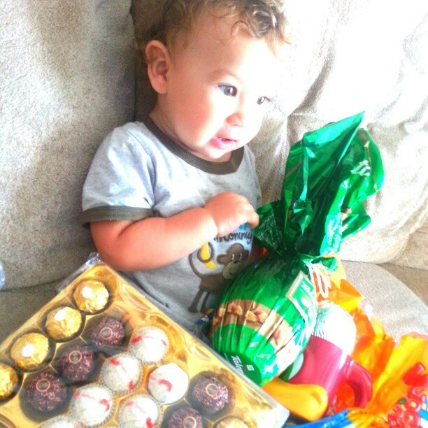 Filho de Priscila Pires, ex-bbb, em ovo de páscoa (Foto: Instagram / Reprodução)