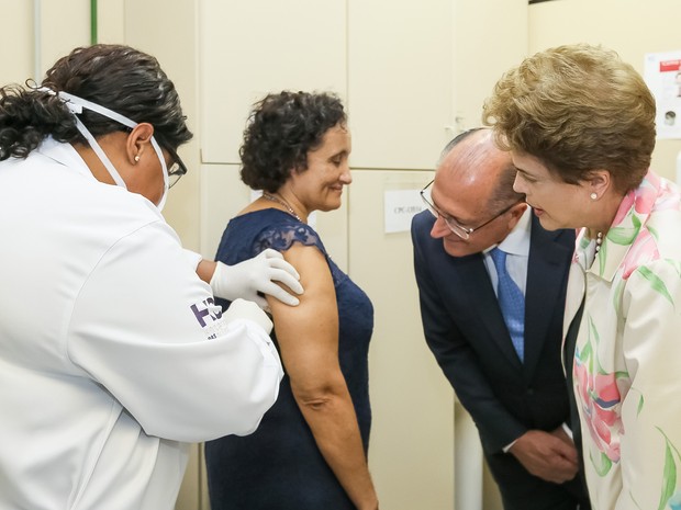 Dilma Rousseff e Geraldo Alckmin acompanham vacinação de voluntários em testes finais de vacina contra dengue (Foto: Roberto Stuckert Filho/PR/Divulgação)