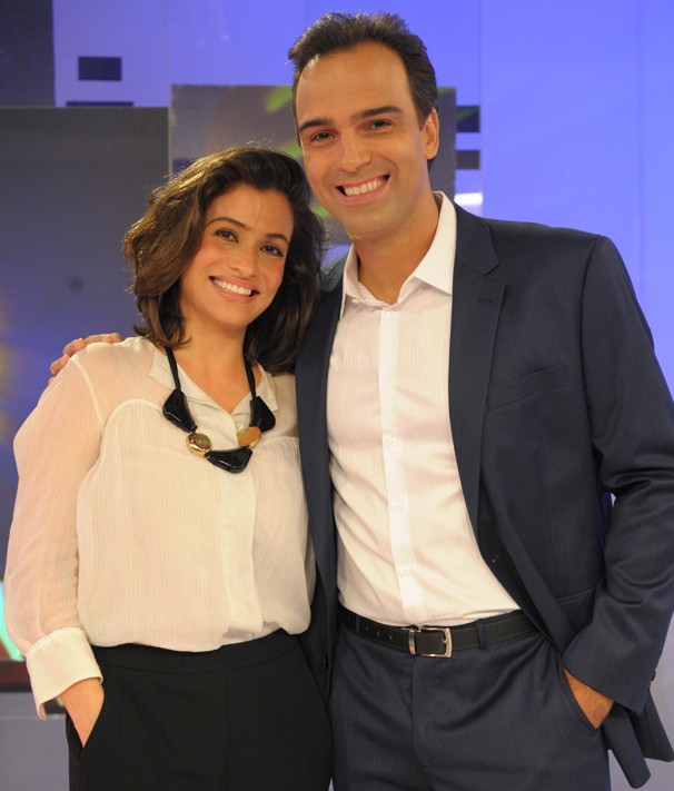 Renata Vasconcelos e Tadeu Schmidt no cenário do Fantástico (Foto: João Cotta/Globo)
