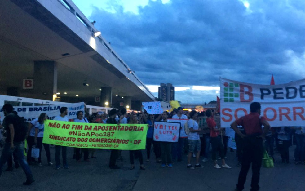 Grupo faz ato contra reforma da Previdência e terceirização na rodoviária do Plano Piloto, em Brasília (Foto: Gustavo Aguiar/G1)