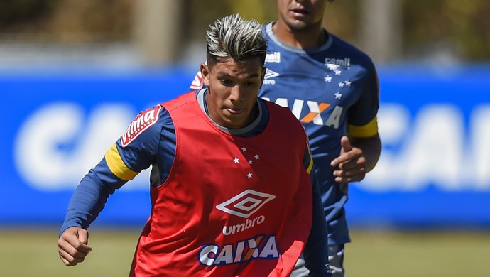 Lucas Romero em treino do Cruzeiro (Foto: Pedro Vilela/Light Press)