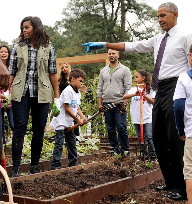 Michelle e Barack Obama com estudantes (Foto: Getty Images)