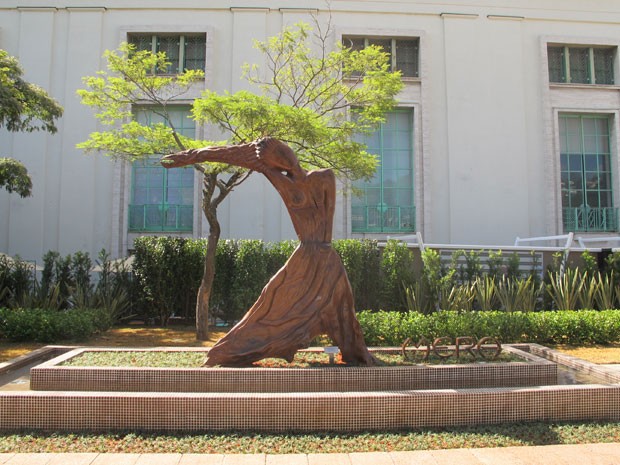 Escultura feita com madeira representa a modelo Gisele Bündchen  (Foto: Juliana Cardilli/G1)