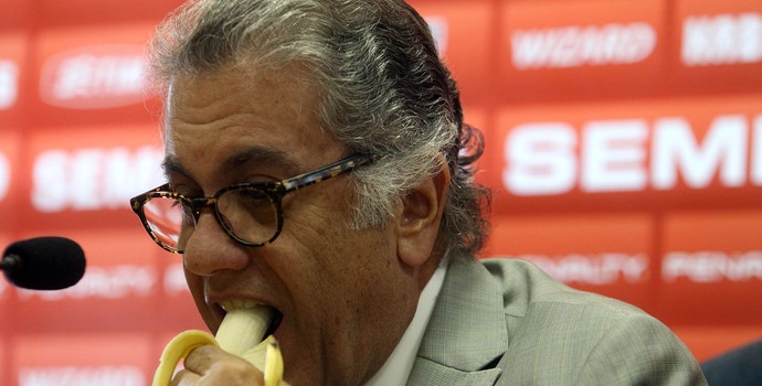 Miguel Aidar coletiva São Paulo banana (Foto: Felipe Rau/Agência Estado)