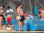 Flávio Canto mostra barriga sarada durante treino na praia 