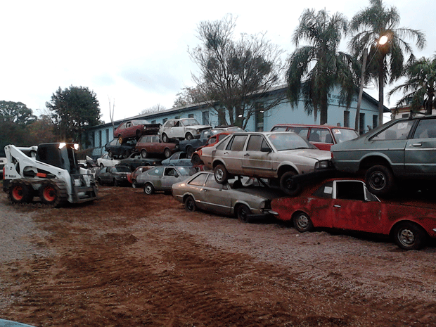 Alguns veículos foram abandonados há mais de 30 anos (Foto: Fabio Lehmen/RBS TV)