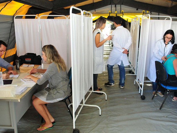 Pacientes recebem atendimento em tenda da Unidade de Atenção à Dengue, em Brazlândia (Foto: Dênio Simões/Agência Brasília)